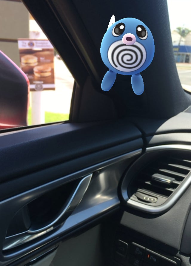 Intenté atrapar un Pokémon estando parado en un drive-thru. Incluso entonces me sentí un idiota cuando no avancé de inmediato porque había un Poliwag a la vista. Aparca en algún lugar donde puedas permanecer estacionado para atrapar un Pokémon.