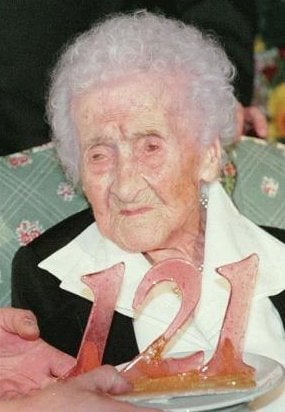 Jeanne Calment (1875-1997) celebrando su 121 cumpleaños. Es la persona que más tiempo ha vivido en toda la historia.
