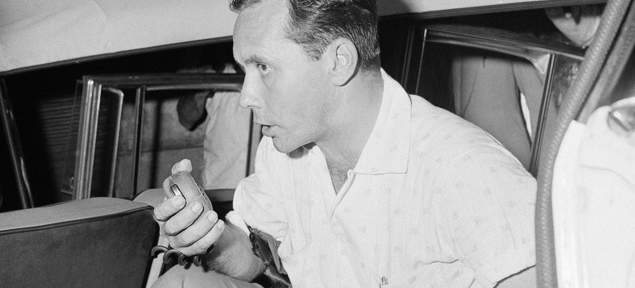 Un “líder rebelde” utiliza una radio en un taxi requisado en 1959. Imagen: AP