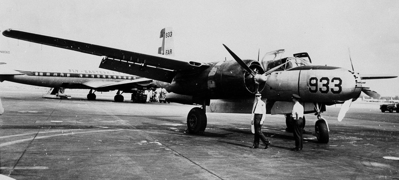 El avión B-26 de la Fuerza Aérea Cubana aterriza en Miami buscando asilo en 1961, después de tomar parte en ataques aéreos en aeropuertos de La Habana y Santiago. Imagen: AP