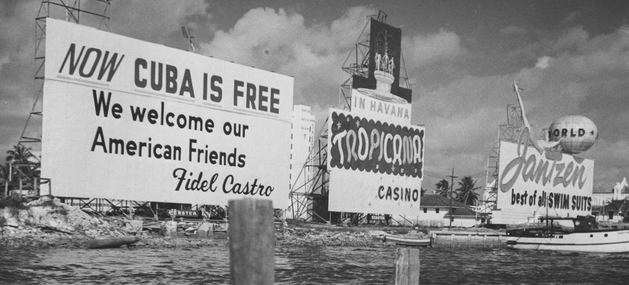 Anuncios en el muelle de Miami después de que Castro llegara al poder. Imagen: Getty
