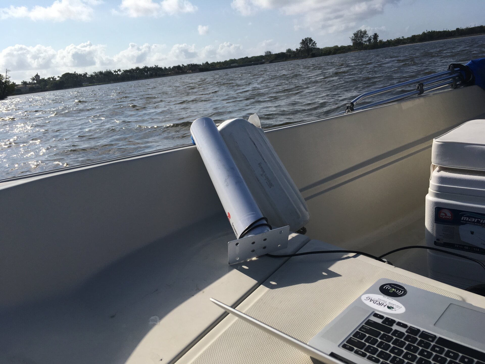 Fuimos en bote al lago próximo a Mar-a-Lago par echar un vistazo a las inseguras redes wifi, usando simplemente una antena direccional y un software convencional. Fotografía de Surya Mattu