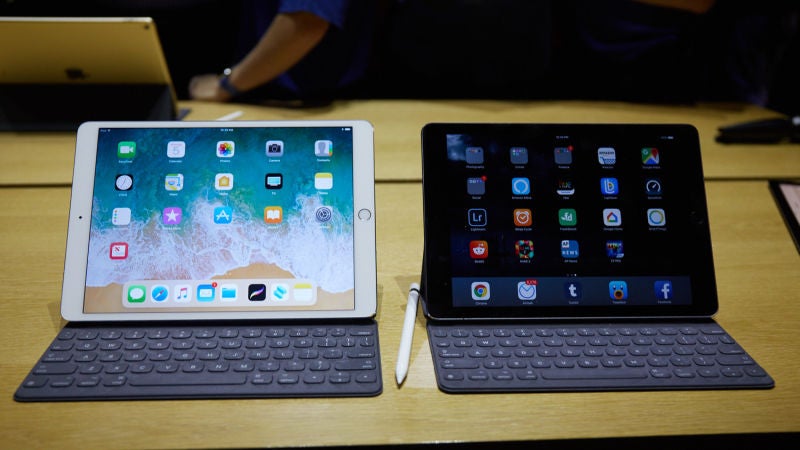 A la izquierda el nuevo iPad Pro de 10,5", a la derecha el iPad Pro de 9,7". Foto: Alex Cranz / Gizmodo.