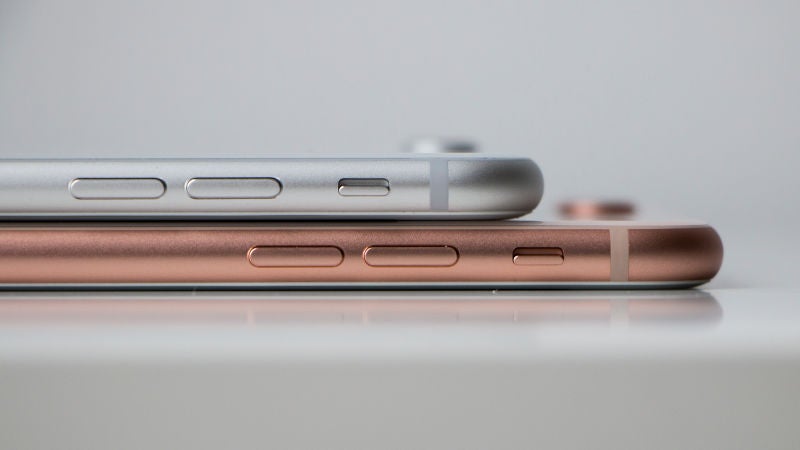 Si parecen dos iPhone 7 es porque... se parece mucho a un iPhone 7. Imagen: Adam Clark Estes