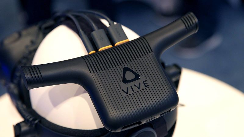 Es difícil explicar por qué este pequeño transmisor inalámbrico es tan importante para el futuro de la VR, hasta que lo pruebas por ti mismo. (Foto: Sam Rutherford / Gizmodo)