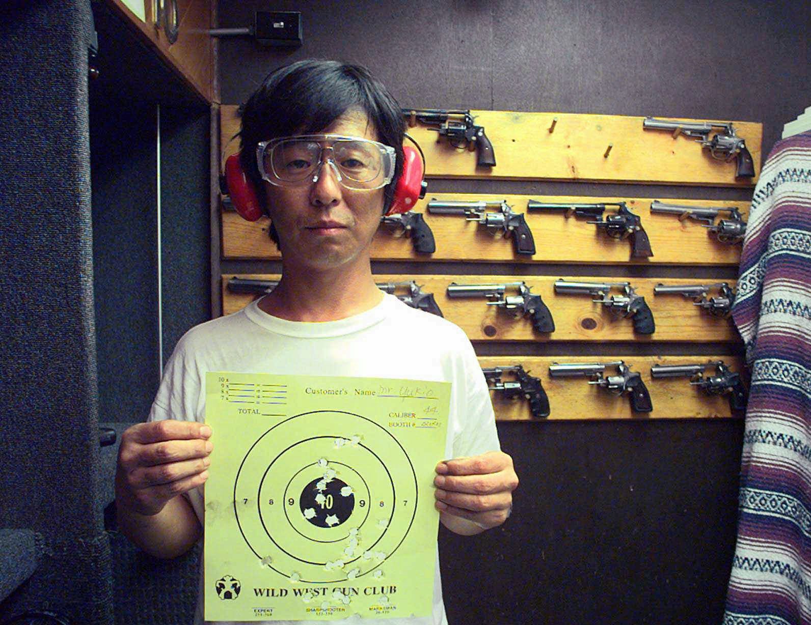 Un turista japonés en un campo de tiro de Estados Unidos. AP 