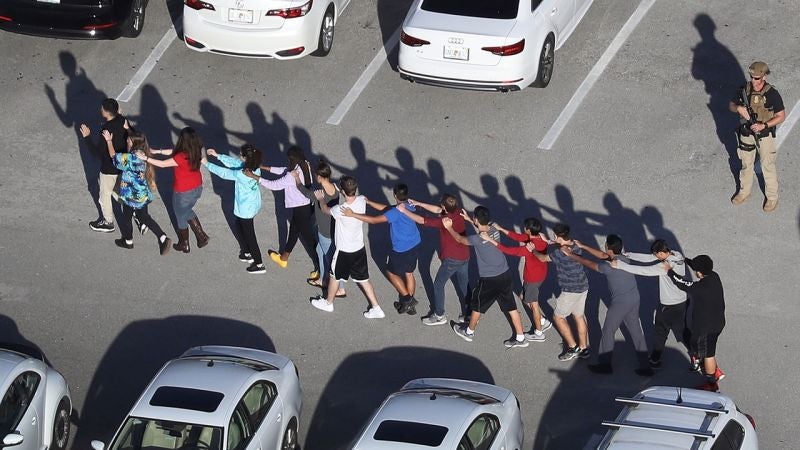Niños saliendo de la escuela donde tuvo lugar el tiroteo esta semana en Florida. Getty