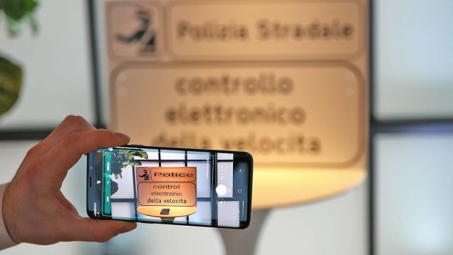 Italiano en la señal, inglés en la pantalla. Foto: Sam Rutherford (Gizmodo)