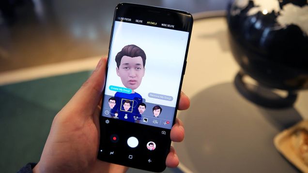 Si los emoji son lo tuyo, puedes crear los tuyos propios con diferentes expresiones. Foto: Sam Rutherford (Gizmodo)