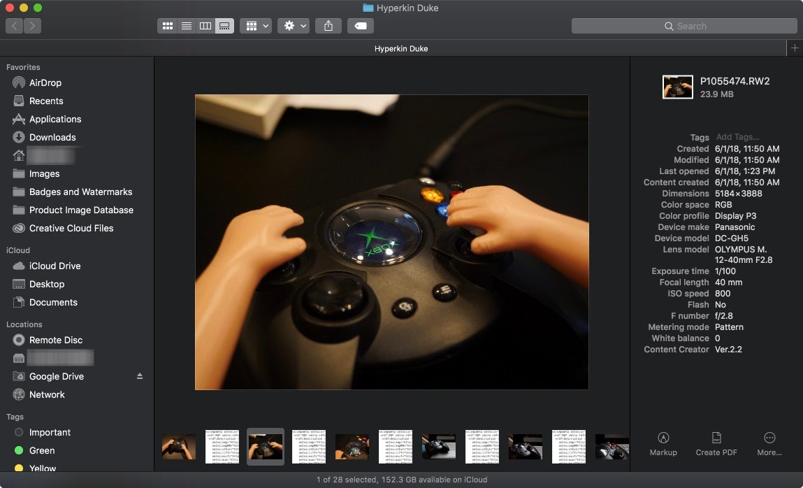 Este nuevo enfoque en la productividad brilla en las mejoras en Finder, la aplicación de exploración de archivos de macOS. Hay una nueva vista de Galería para la ventana Finder para complementa las vistas de Íconos, Lista y Columnas disponibles en Finder durante una década. Es útil para ordenar y ver fotos, aunque sigue siendo terriblemente lento. con archivos almacenados en servidores remotos o tarjetas SD. Y hay un panel de vista previa aún mejor que puedes activar y desactivar para cualquier Vista del Finder. Esto le brinda metadatos para imágenes, tamaño de archivo e información de etiquetas para otros archivos, y le brinda un pequeño y agradable panel. en la parte inferior que le permite anotar imágenes, crear archivos PDF o recortar archivos de vídeo y audio rápidamente. Apple también ha sugerido que más habilidades, creadas a través de Automator, serán posibles cuando Mojave se lance en otoño.