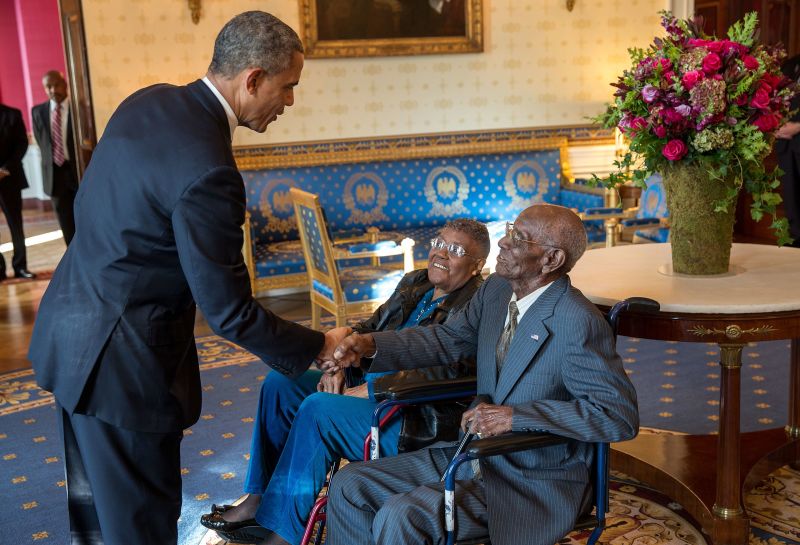 Image: Barack Obama reuniéndose con Richard A. Overton. En ese momento, Overton tenía 107 años. Hoy tiene 112 años, el más longevo de Estados Unidos
