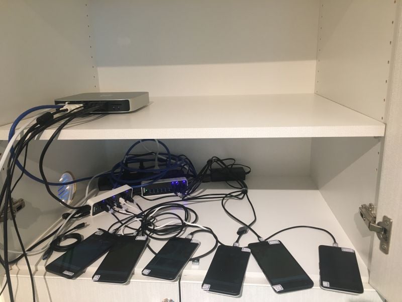 Estos teléfonos estuvieron ejecutando miles de aplicaciones para tratar de determinar si activaban el micrófono en secreto..