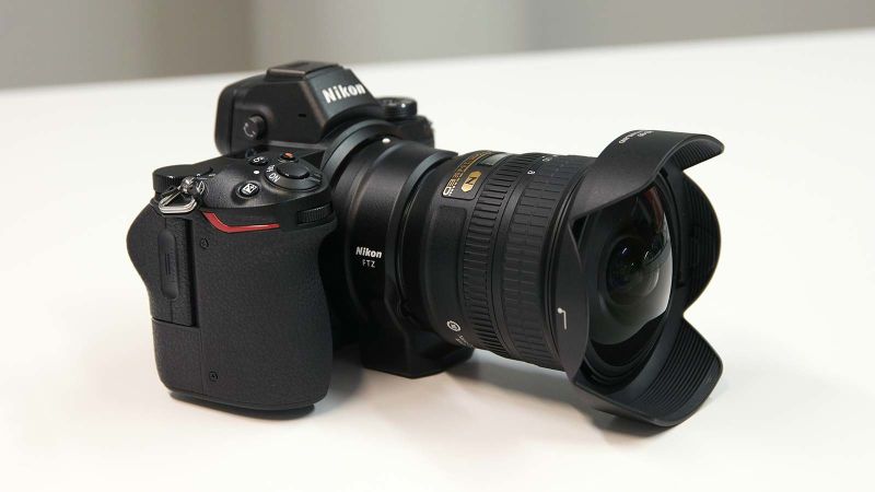 Este es el aspecto de la cámara con el adaptador y una lente antigua tipo F.