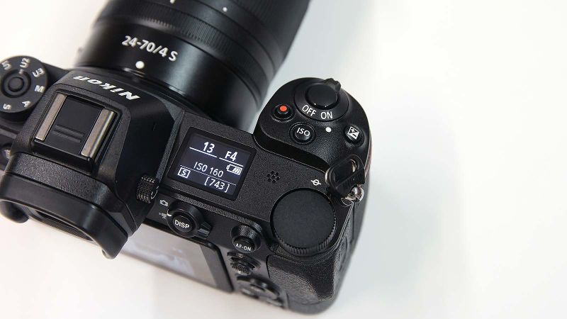 La pantalla superior no es muy nítida, pero al menos tiene, no como las Sony. Muestra la velocidad de obturación, el ISO, la apertura, la batería y el número de fotos.