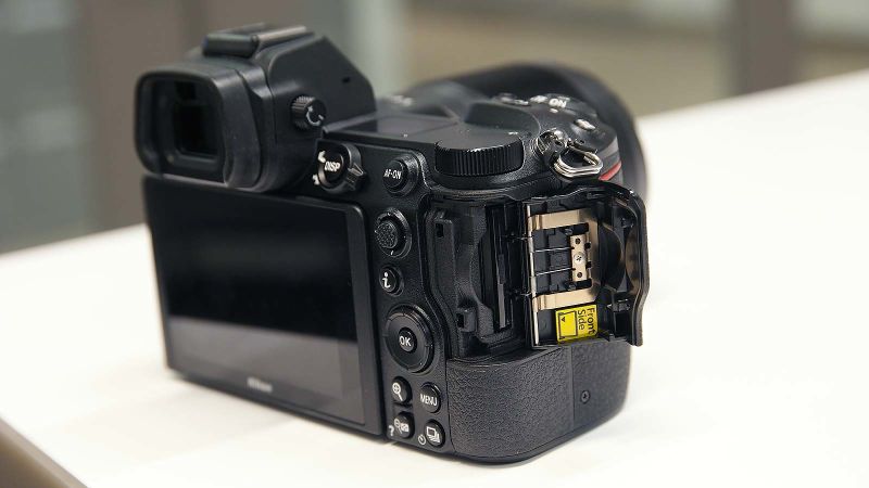 A los aficionados a la fotografía no les gustará saber que las Z solo tienen una ranura para tarjetas de memoria