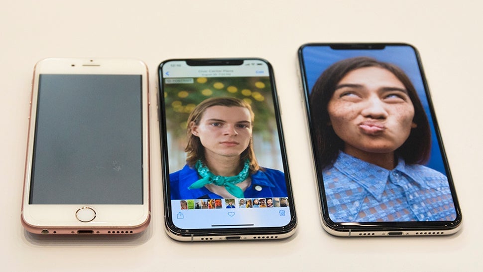 De izquierda a derecha: el iPhone 8, el iPhone Xs y el iPhone Xs Max