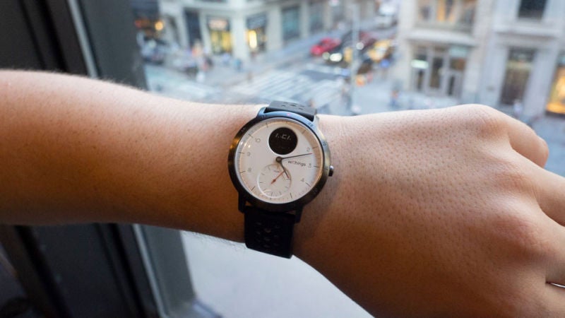 La pequeña pantalla es fácil de leer mientras camina o está de pie, pero no mientras corre (y no se fotografía bien). Foto: Alex Cranz (Gizmodo)