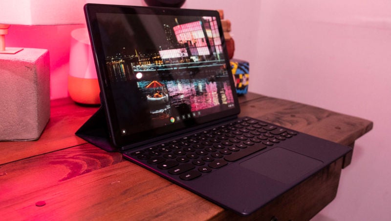 En serio, la funda con teclado ocupa demasiado espacio. Foto: Alex Cranz (Gizmodo)