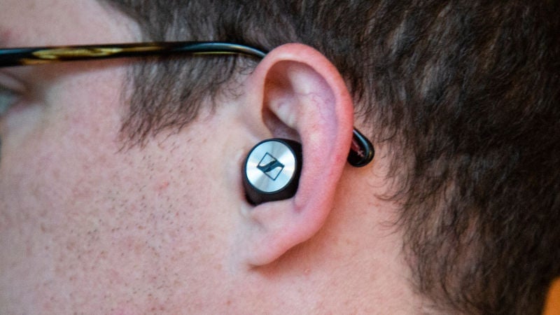 Los Momentum True Wireless se ajustan por completo a la oreja. Foto: Adam Clark Estes (Gizmodo) 