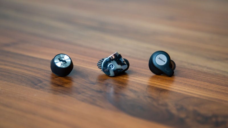 Los Sennheiser Momentum True Wireless (izquierda), los Master and Dynamic MW07 (centro), y los Jabra Elite Active 65t (derecha)  Foto: Adam Clark Estes (Gizmodo