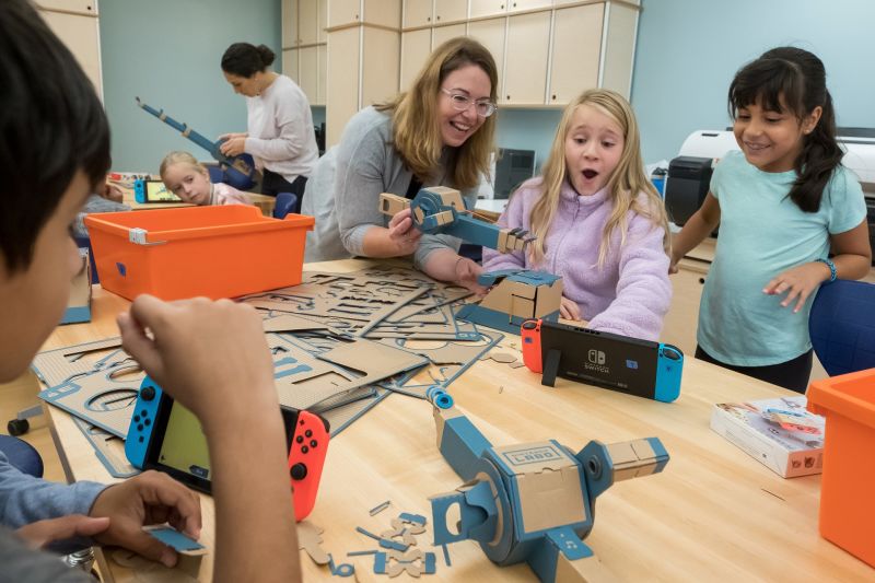 En octubre, Nintendo se asoció con el Institute Of Play para llevar kits de Nintendo Labo a varias escuelas de educación primaria, como esta en Chappaqua, Nueva York. Foto: Nintendo