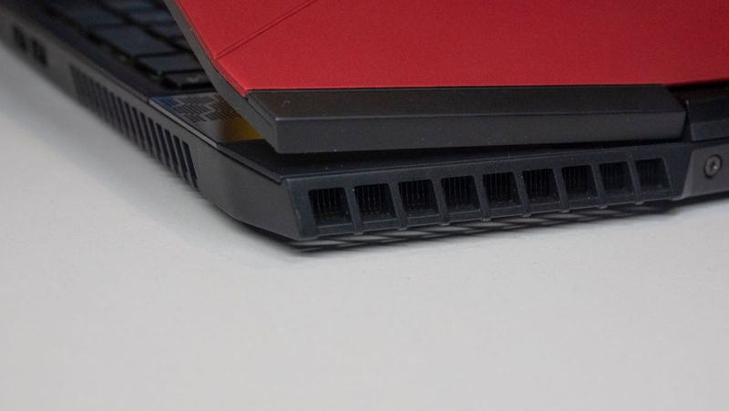 Las rejillas de ventilación de la parte trasera expulsan mucho calor.