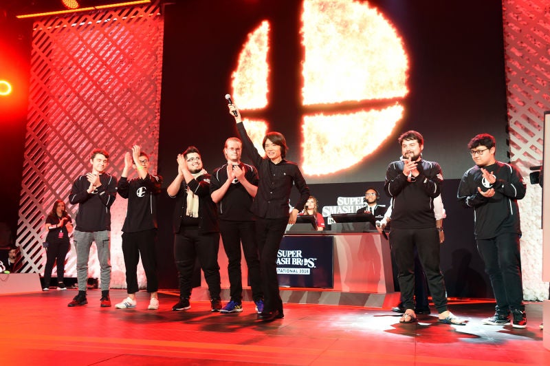 El director de Super Smash Bros., Masahiro Sakurai, presenta el Super Smash Bros. Invitational en el E3 2018.