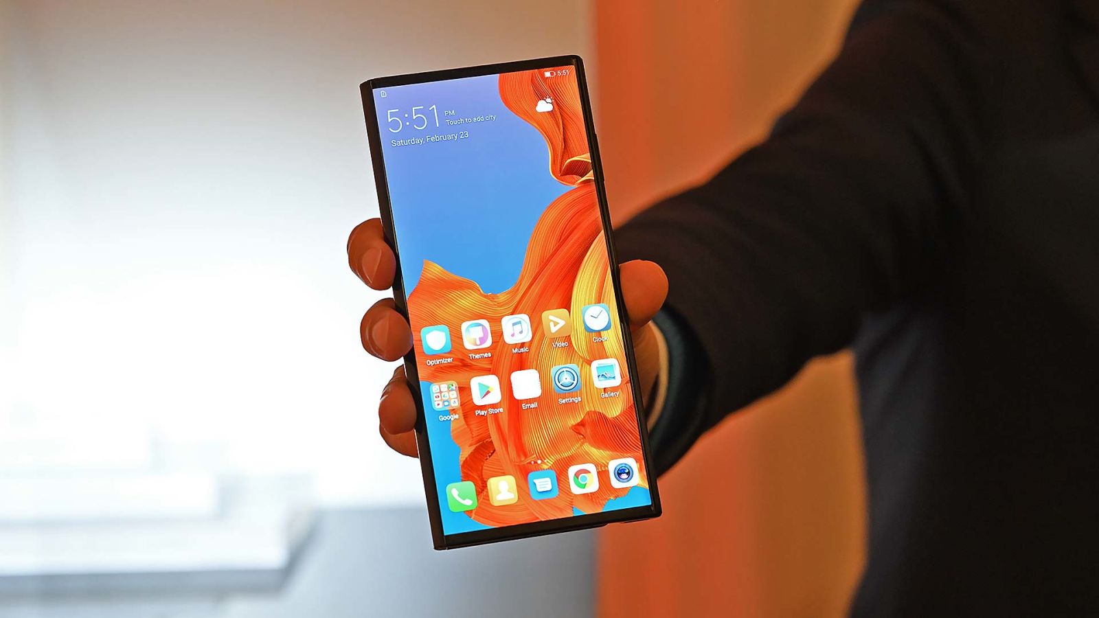 Por un lado, el Mate X tiene una pantalla de 6,6 pulgadas que lo hace parecer un smartphone convencional, no como el Samsung Fold y su pantalla reducida de 4,6 pulgadas