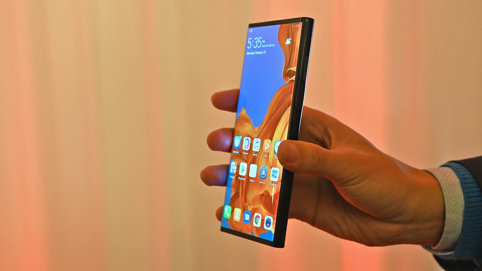 El Huawei Mate X se pliega dejando la pantalla por fuera, por lo que no han necesitado añadir una tercera pantalla como en el Galaxy Fold.