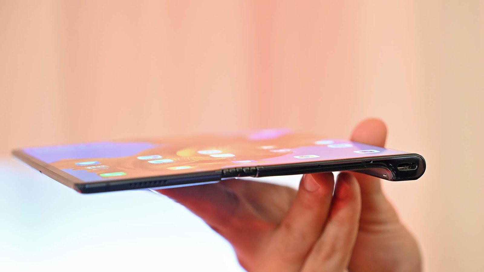 Sin contar el lateral más grueso, el Mate X mide solo 5,4mm de grosor