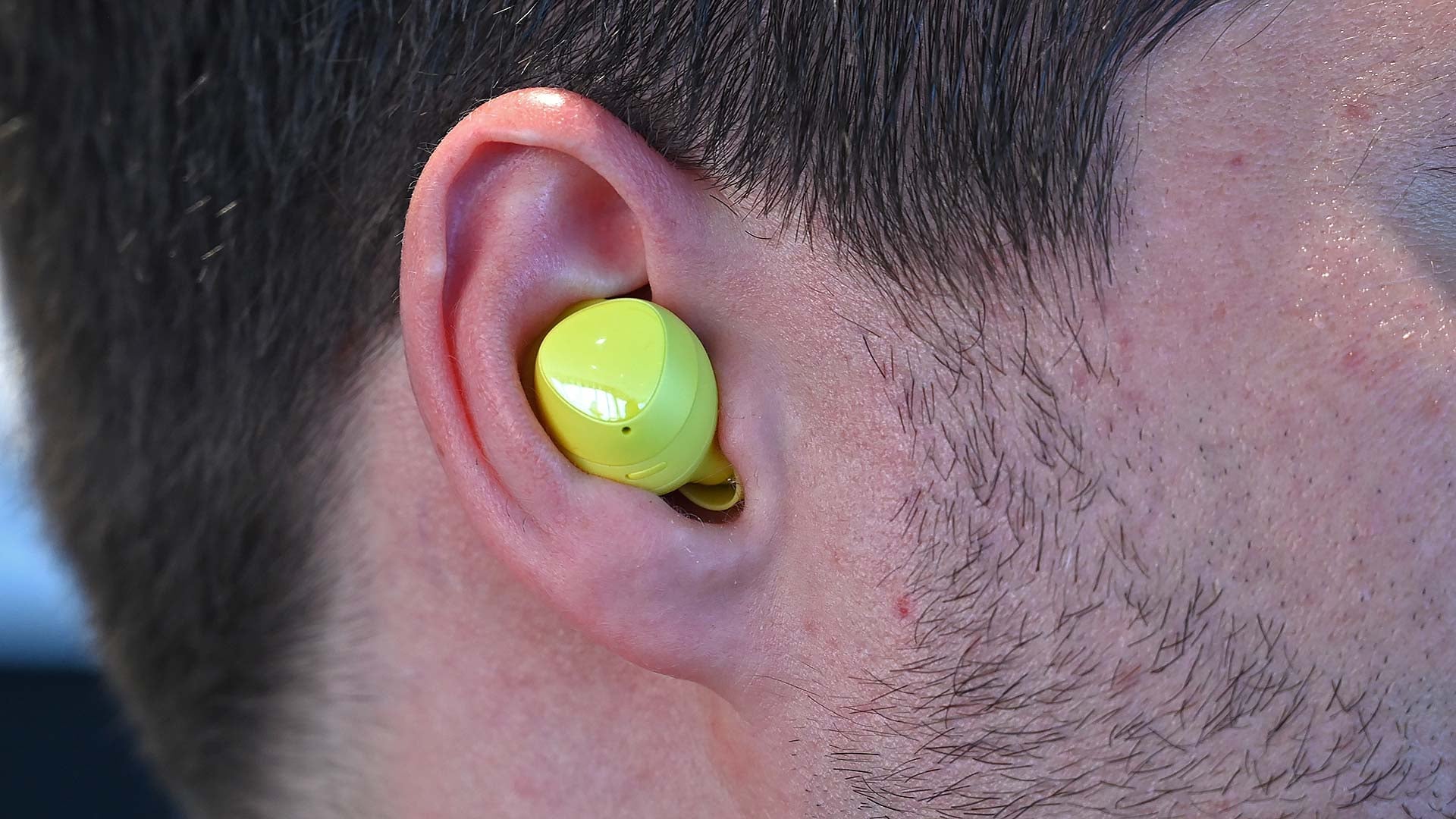 Los Galaxy Buds cuentan con lados sensibles al tacto que se pueden tocar para realizar varias funciones, como hacer una pausa en la música o saltar a la siguiente canción.