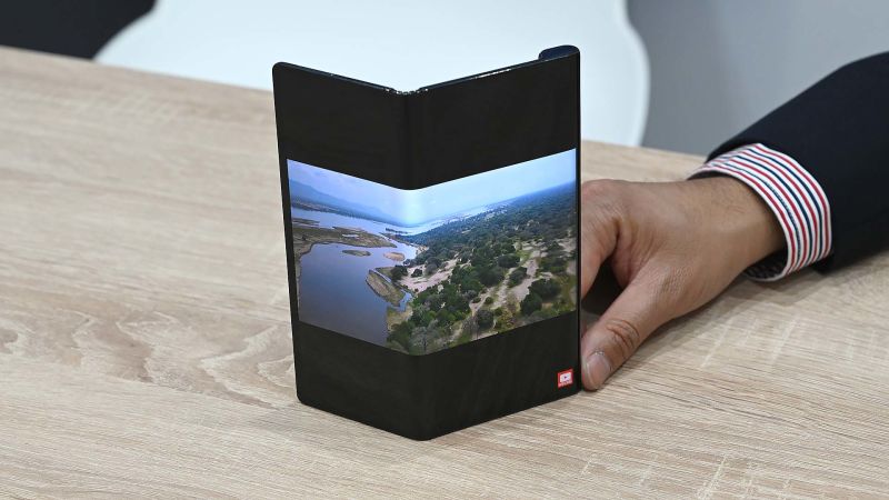 Normalmente nunca usarías el Mate X a medio abrir, pero así quedaría si decidieses hacerlo Foto: Sam Rutherford (Gizmodo)