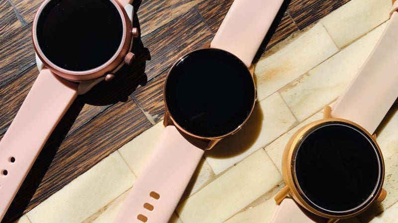 De izquierda a derecha: el Fossil Sport, el Samsung Galaxy Watch y el Misfit Vapor 2.  Foto: Victoria Song (Gizmodo)