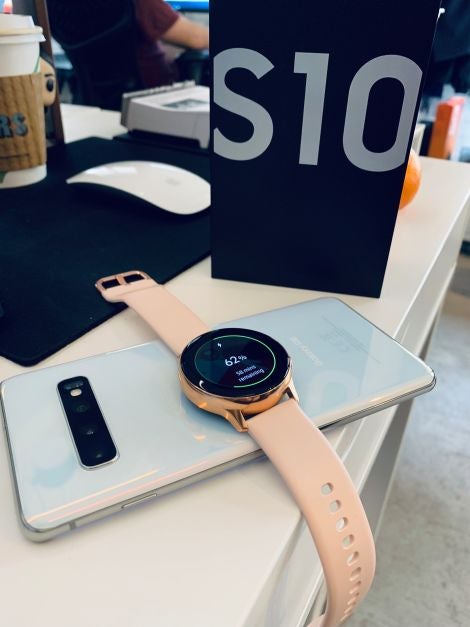 La función de Wireless Power Sharing a través del Galaxy S10 mola, pero no termina de compensar que solo dure 2 días la bateria. Foto: Victoria Song (Gizmodo)