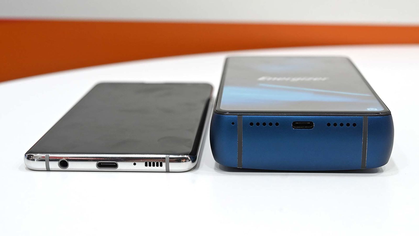 El Energizer Power Max P18K Pop a la derecha de un Galaxy S10+
