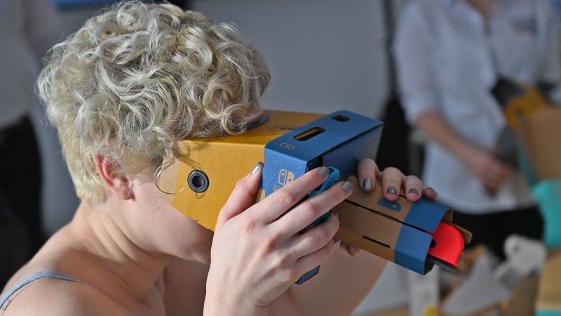 Puedes girar el Joy-Con rojo para que actúe como un zoom en el Toy-Con Camera. Foto: Sam Rutherford (Gizmodo)