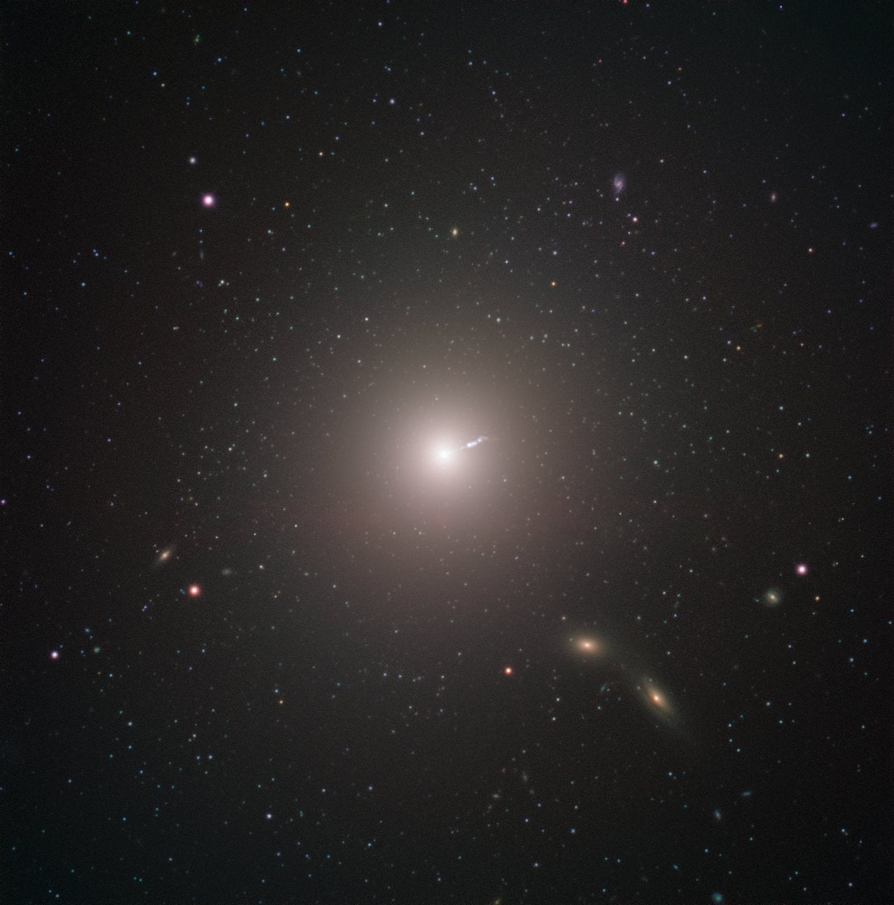 Imagen de la galaxia M87 captada por el Telescopio Muy Grande del ESO