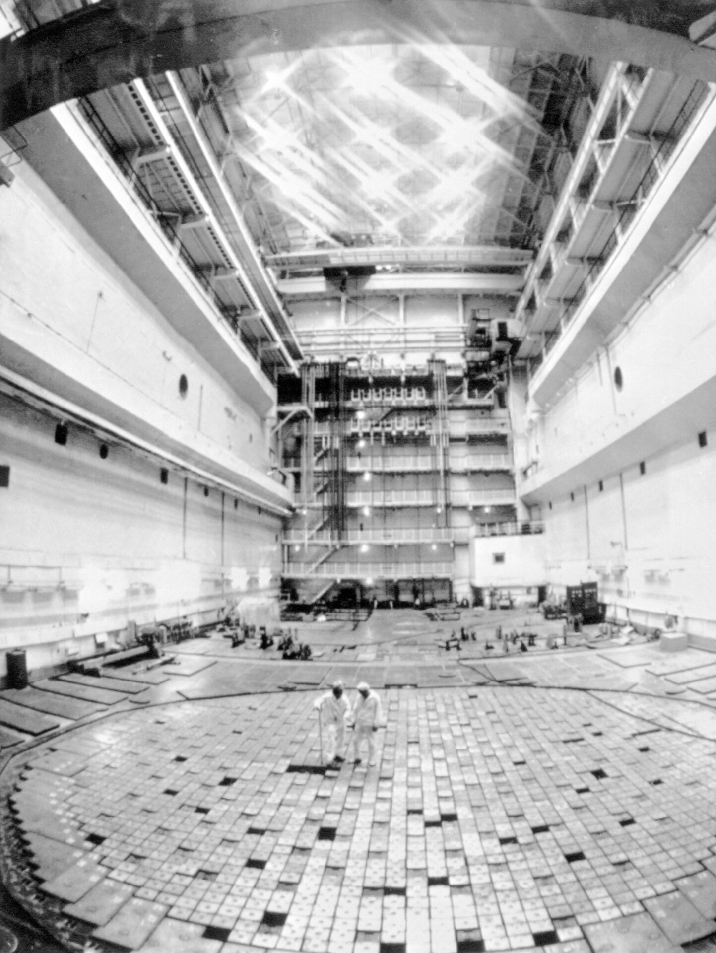 Image: Los trabajadores de una sala de reactores de la central nuclear de Chernóbil tras el accidente