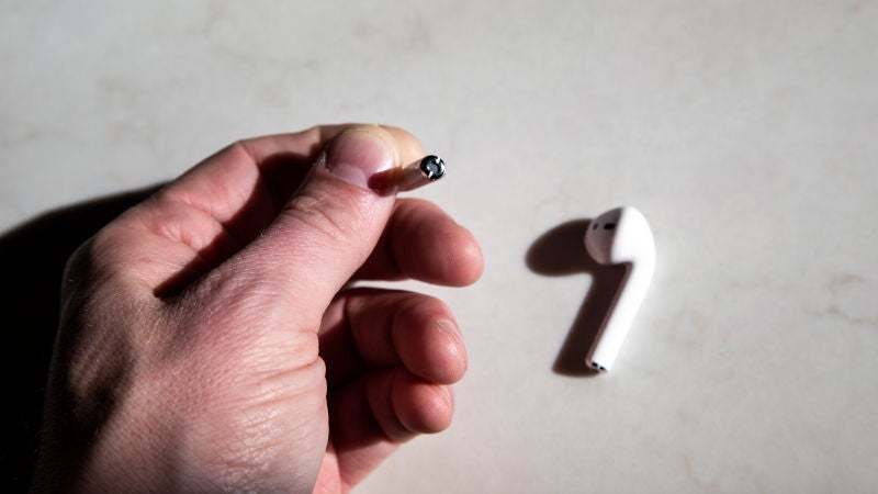 El nuevo chip H1 también se supone que mejora el rendimiento del micrófono, especialmente en áreas ruidosas o con viento. Foto: Adam Clark Estes (Gizmodo)