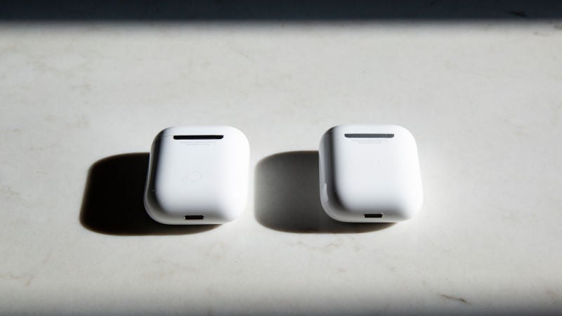 Parece que los AirPods de primera generación (derecha) tienen una bisagra de acero inoxidable, mientras que los AirPods de segunda generación (izquierda) parecen tener una bisagra de aluminio. Foto: Adam Clark Estes (Gizmodo)