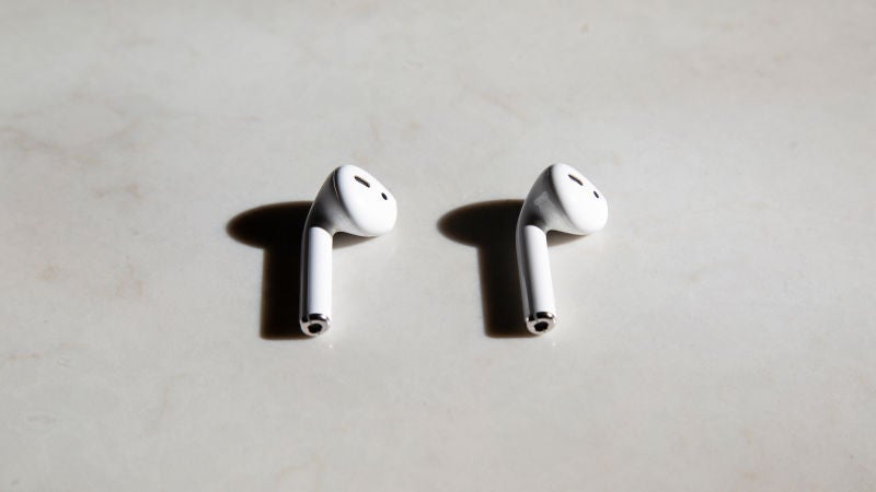 Un AirPod de primera generación (izquierda) junto a un AirPod de segunda generación (derecha). ¿Puedes notar la diferencia? Esta es una pregunta trampa. Foto: Adam Clark Estes (Gizmodo) 