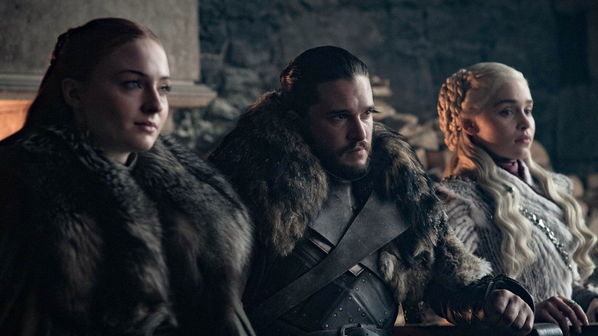 Jon Snow con Sansa y Daenerys en Invernalia.