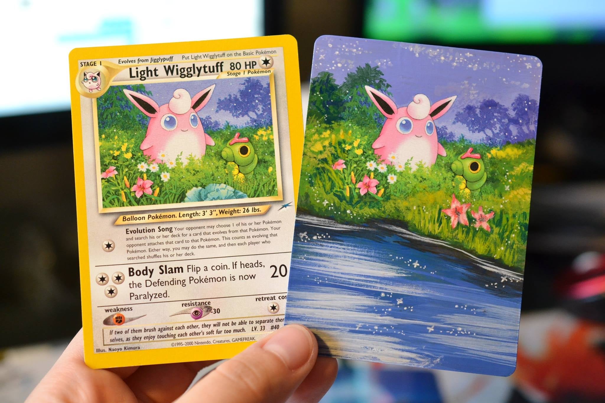 Una carta de Light Wigglytuff normal (izquierda) y una pintada por Lunumbra (derecha).