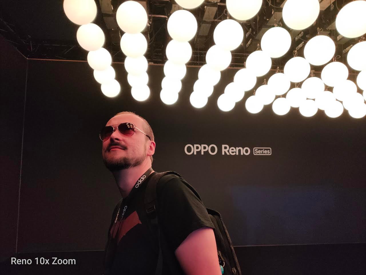 No solo es que el color esté muy saturado. Es que el contraste se pone tan por las nubes que quema los detalles en los globos del techo.