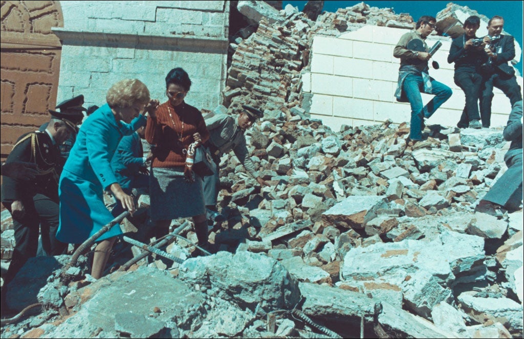 Image: La primera dama de Estados Unidos, Pat Nixon, durante la ayuda estadounidenses después del terremoto