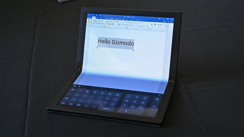 Si lo miras de lado se ven pequeñas distorsiones cromáticas, pero de frente ocurre mucho menos.  Foto: Sam Rutherford (Gizmodo) 