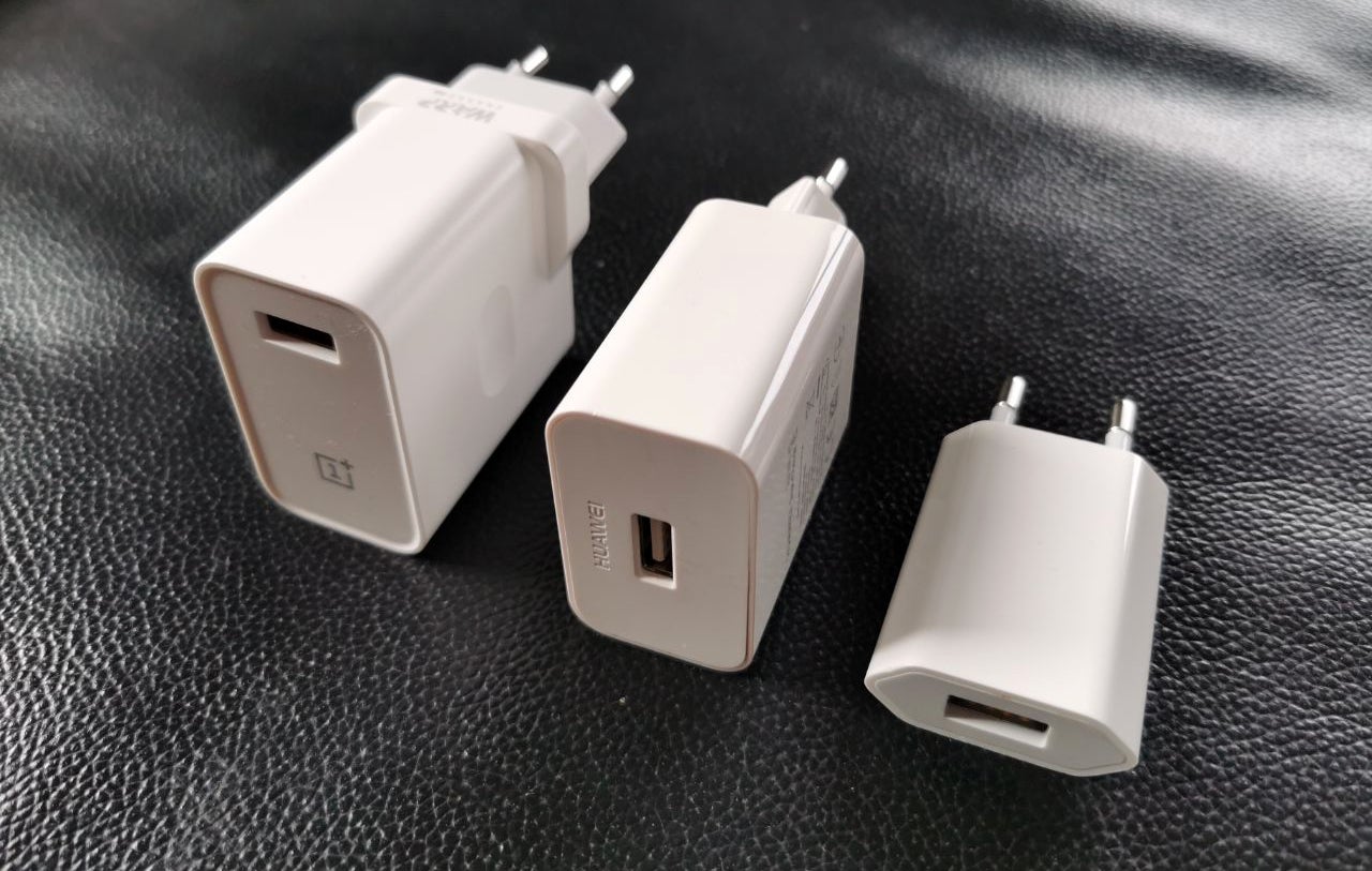 De izquierda a derecha: el cargador del OnePlus 7 Pro, el de un Huawei Mate 20, y el de un iPhone