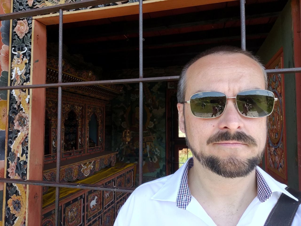 El fondo oscuro del interior de este templo era un trabajo difícil que la cámara frontal del OnePlus 7 Pro ha resuelto elegantemente.