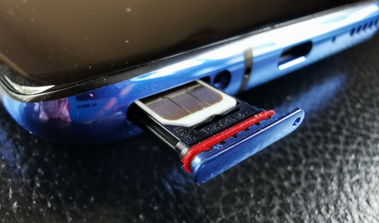 Detalle del compartimento para las dos SIM.