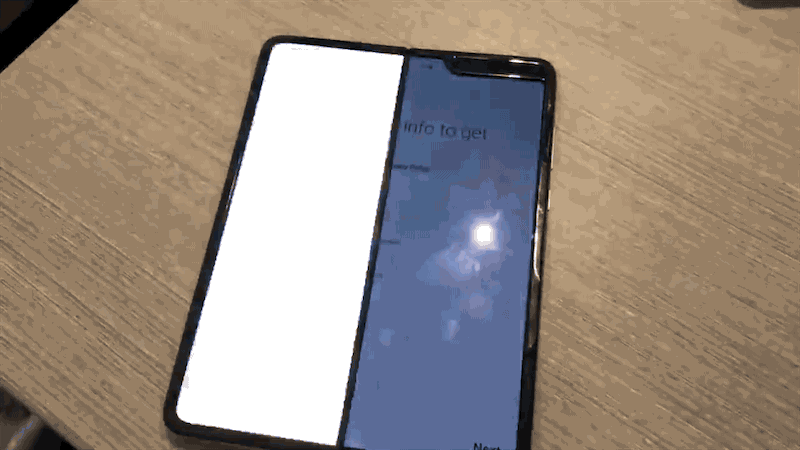Samsung ha tenido que posponer el lanzamiento del Galaxy Fold porque el plástico protector de la pantalla no funcionaba correctamente y provocaba fallos en la propia pantalla. GIF: Steve Kovach